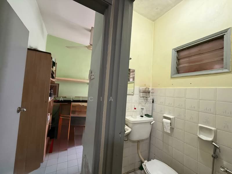 Rumah Teres 2 Tingkat untuk Dijual di Usj 6 (Subang Jaya) - Alicia Yeoh - Bathroom - PropertyGuru.com.my