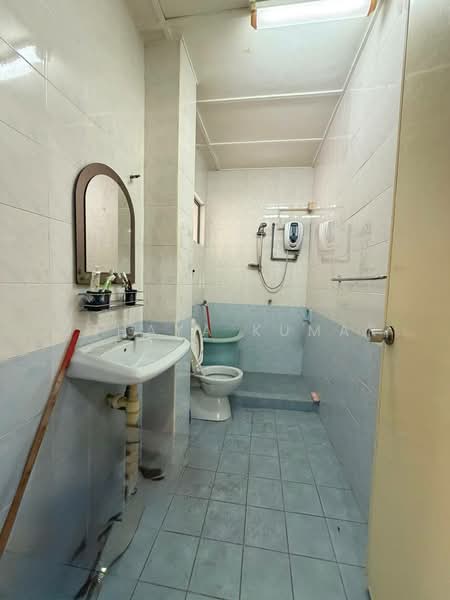 Bungalow for Sale in Bandar Country Homes (Rawang) - Uthaya Kumar - Bathroom - PropertyGuru.com.my