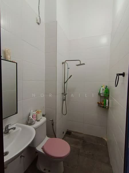 2-storey Terraced House for Sale in Setia Damai (Setia Alam) - Nor Laili - Bathroom - PropertyGuru.com.my