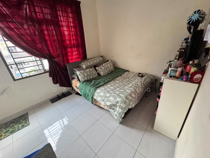 2-storey Terraced House for Sale in Taman Dato Onn (Johor Bahru) - Daniel Yong - Bedroom - PropertyGuru.com.my