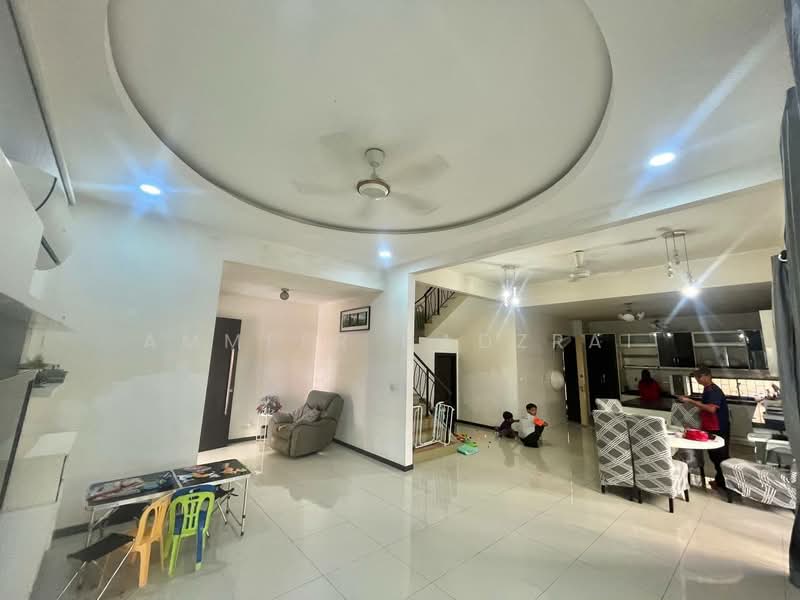 Rumah Berkembar untuk Dijual di Taman Tropika (Bangi) - Ammeer Nadzrai - Living Room - PropertyGuru.com.my