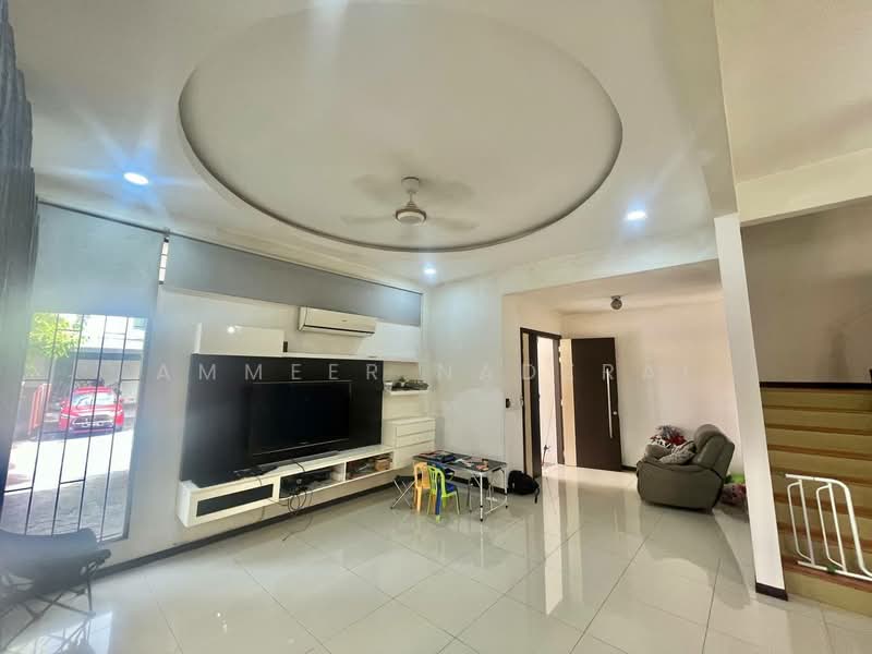 Rumah Berkembar untuk Dijual di Taman Tropika (Bangi) - Ammeer Nadzrai - Living Room - PropertyGuru.com.my