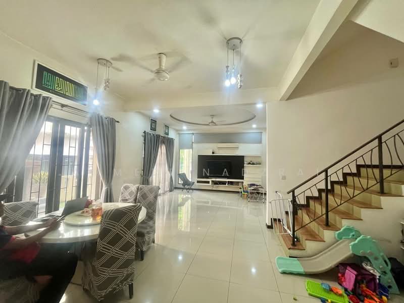 Rumah Berkembar untuk Dijual di Taman Tropika (Bangi) - Ammeer Nadzrai - Living Room - PropertyGuru.com.my