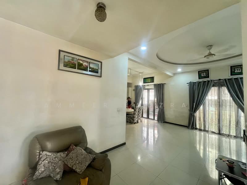 Rumah Berkembar untuk Dijual di Taman Tropika (Bangi) - Ammeer Nadzrai - Living Room - PropertyGuru.com.my