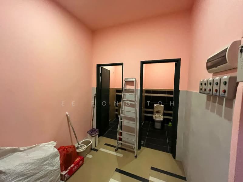 Cluster Factory for Sale in Kempas Lama (Johor Bahru) - Ee Fong Toh - Bathroom - PropertyGuru.com.my