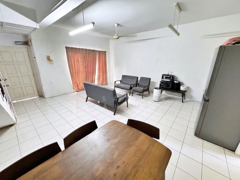 2-storey Terraced House for Sale in Bandar Bukit Mahkota (Bangi) - Herman Sazwan Nor Rahim - Living Room - PropertyGuru.com.my