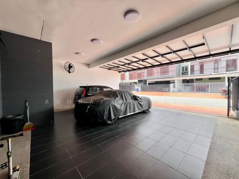 Rumah Teres 3 Tingkat untuk Dijual di Denai Alam (Shah Alam) - Ashraff Daniel - Car Park - PropertyGuru.com.my