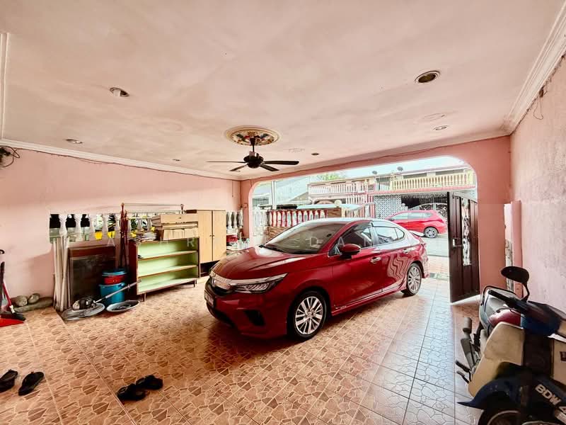 Rumah Teres untuk Dijual di Seri Kembangan (Selangor) - Ashraff Daniel - Car Park - PropertyGuru.com.my