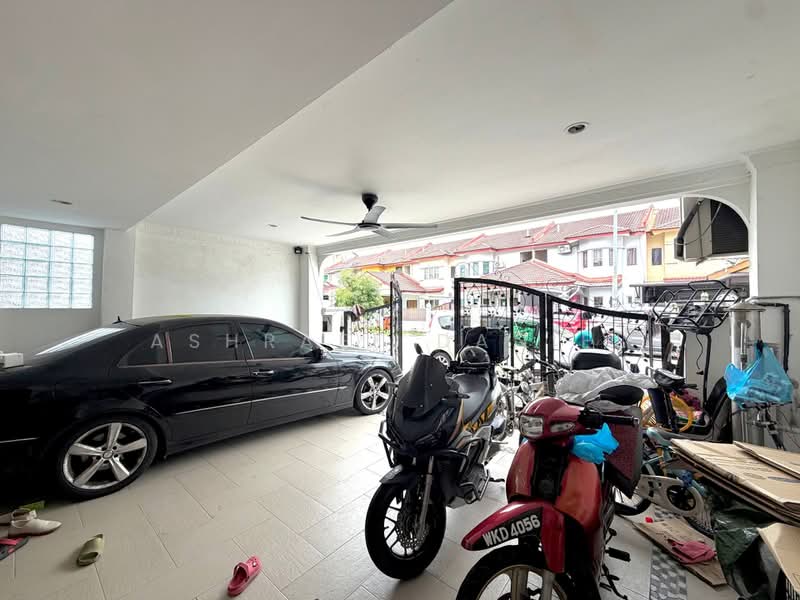 Rumah Teres untuk Dijual di Taman Aman Putra (Puchong) - Ashraff Daniel - Car Park - PropertyGuru.com.my