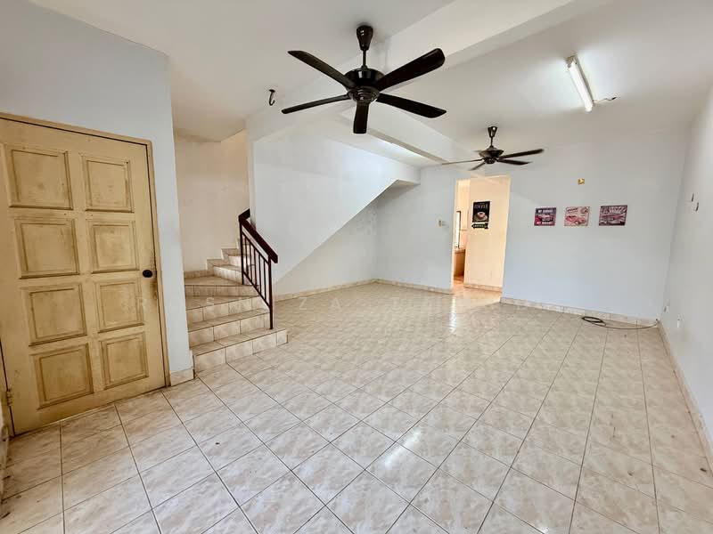 Rumah Teres 2 Tingkat untuk Dijual di Taman Semenyih Permata (Semenyih) - Rosniza Tanidi - Living Room - PropertyGuru.com.my