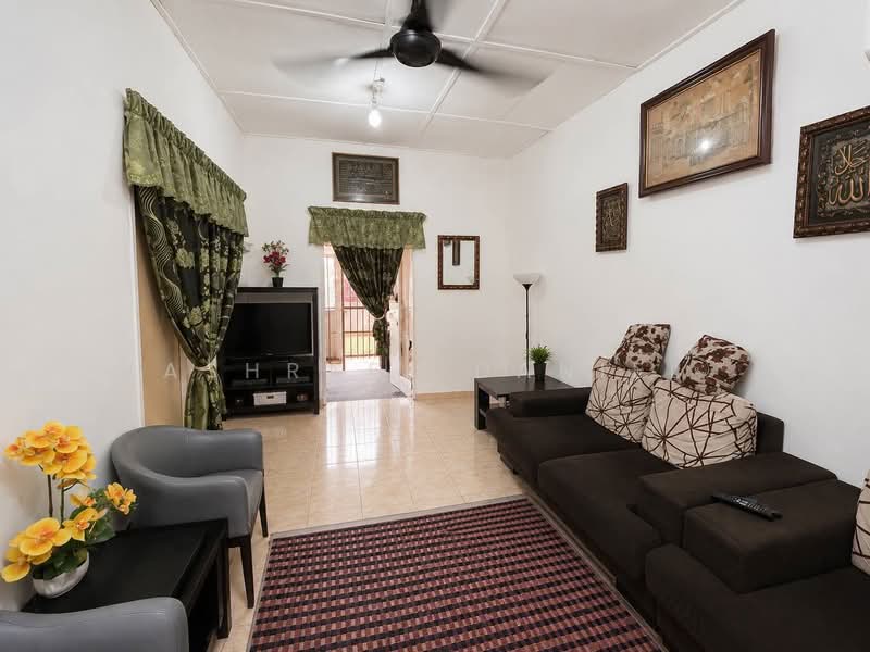 1-storey Terraced House for Sale in Seksyen 17 (Shah Alam) - Ashraff Daniel - Living Room - PropertyGuru.com.my