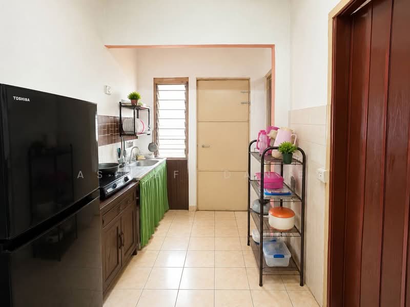 1-storey Terraced House for Sale in Seksyen 17 (Shah Alam) - Ashraff Daniel - Kitchen - PropertyGuru.com.my
