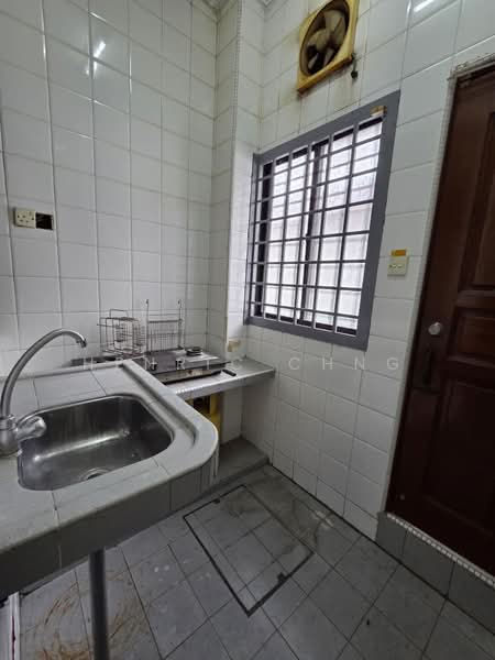 1.5-storey Terraced House for Rent in Taman Molek (Johor Bahru) - Henric Chng - Kitchen - PropertyGuru.com.my