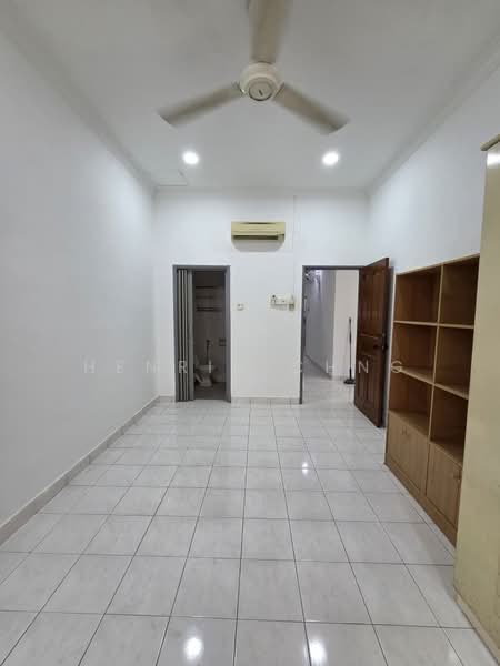 1.5-storey Terraced House for Rent in Taman Molek (Johor Bahru) - Henric Chng - Interior - PropertyGuru.com.my