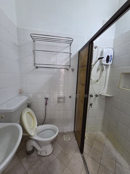 1.5-storey Terraced House for Rent in Taman Molek (Johor Bahru) - Henric Chng - Bathroom - PropertyGuru.com.my