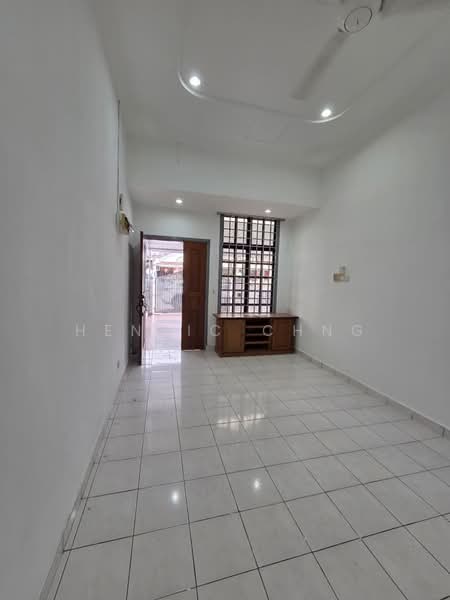 1.5-storey Terraced House for Rent in Taman Molek (Johor Bahru) - Henric Chng - Living Room - PropertyGuru.com.my