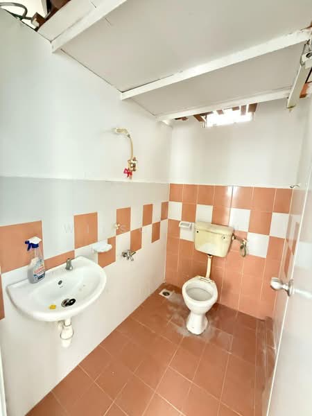 Rumah Flat untuk Dijual di Flat Bukit Indah - Wilson Teh - Bathroom - PropertyGuru.com.my