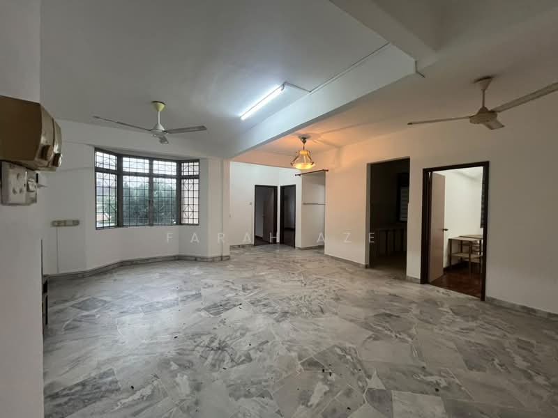 Apartment for Sale at Subang Perdana Goodyear Court 7 - Farah Aze - Living Room - PropertyGuru.com.my