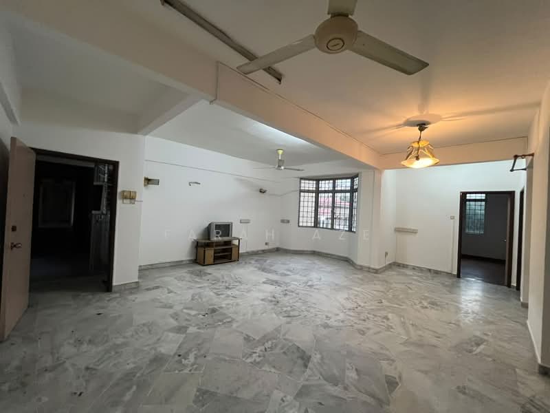 Apartment for Sale at Subang Perdana Goodyear Court 7 - Farah Aze - Living Room - PropertyGuru.com.my