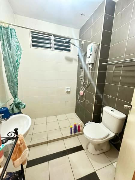 Semi-Detached House for Sale in Kemuning Utama (Shah Alam) - Norhafiz Bin Mohd Nor - Bathroom - PropertyGuru.com.my