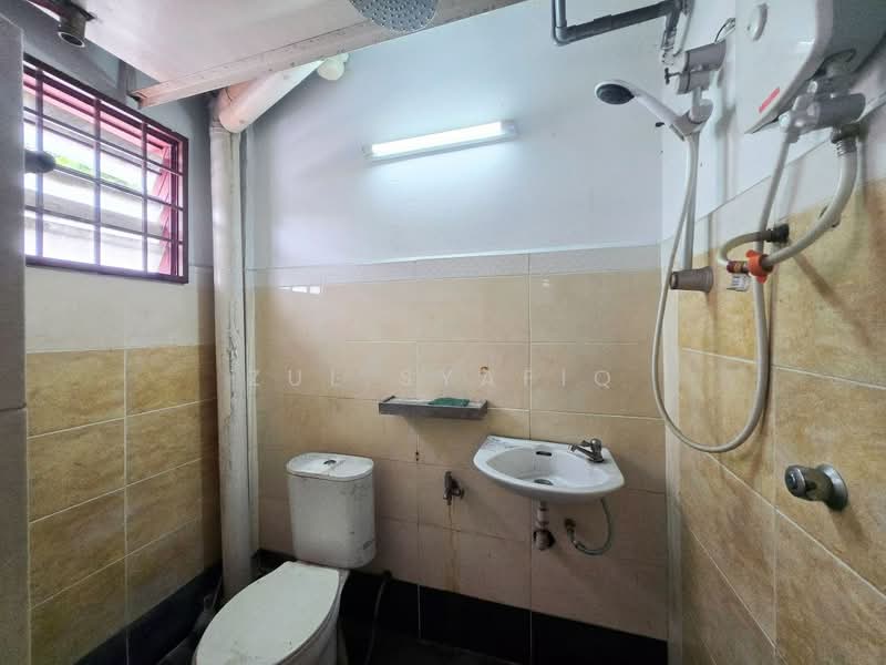 Rumah Flat untuk Dijual di Regal Regina Court - Zul Syafiq - Bathroom - PropertyGuru.com.my