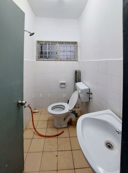 Terraced House for Sale in Bandar Putra Permai (Seri Kembangan) - Sky Wong - Bathroom - PropertyGuru.com.my