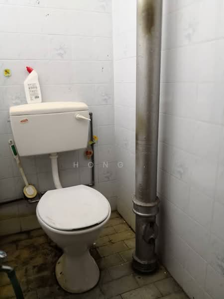 Rumah Teres 1 Tingkat untuk Dijual di Taman Lip Sin (Sungai Dua) - Hong . - Bathroom - PropertyGuru.com.my