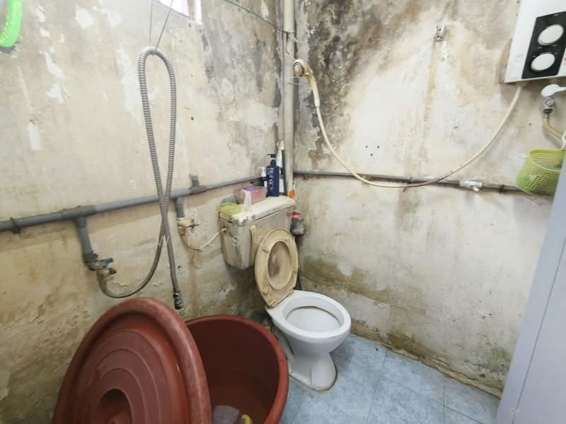 Flat for Sale at Flat Taman Ungku Tun Aminah - Wilson Teh - Bathroom - PropertyGuru.com.my