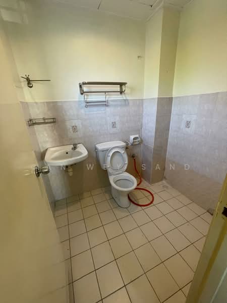 Rumah Teres untuk Disewa di Taman Aman Putra (Puchong) - GAN WEY SAND - Bathroom - PropertyGuru.com.my