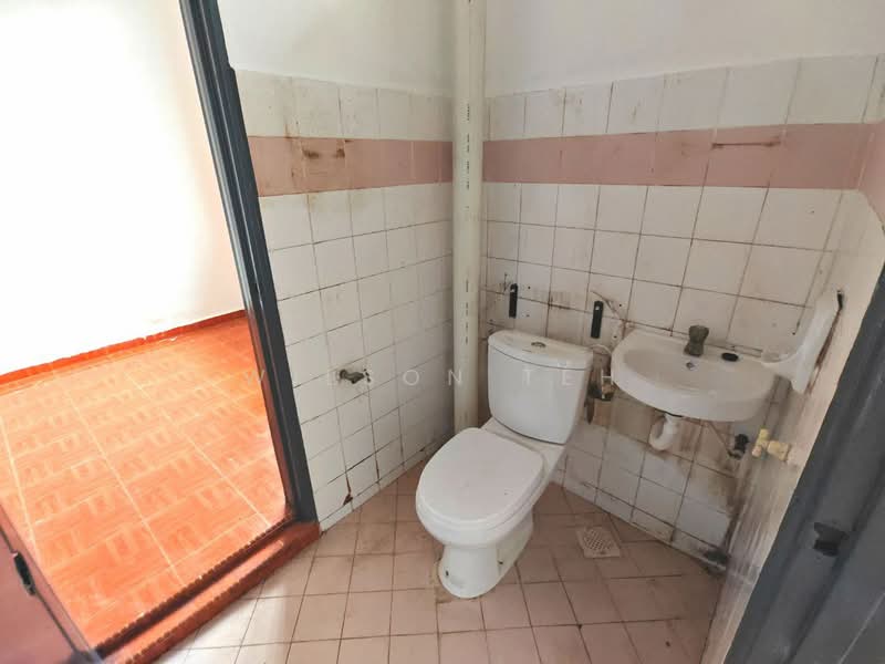 Rumah Teres 2-Tingkat untuk Dijual di Kawasan Perindustrian Pasir Gudang (Pasir Gudang) - Wilson Teh - Bathroom - PropertyGuru.com.my