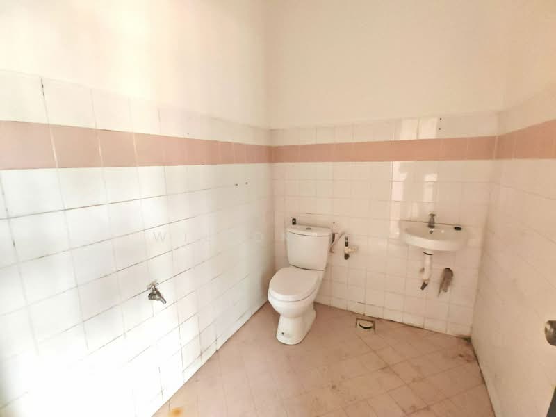 Rumah Teres 2-Tingkat untuk Dijual di Kawasan Perindustrian Pasir Gudang (Pasir Gudang) - Wilson Teh - Bathroom - PropertyGuru.com.my