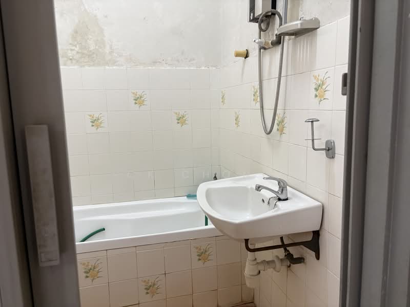 Rumah Berkembar untuk Dijual di Batu 9 (Cheras) - CK Chong - Bathroom - PropertyGuru.com.my