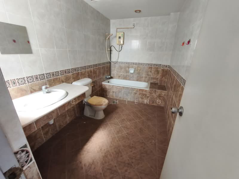 Condominium for Sale at Ridzuan Condominium - CK Chieng - Bathroom - PropertyGuru.com.my
