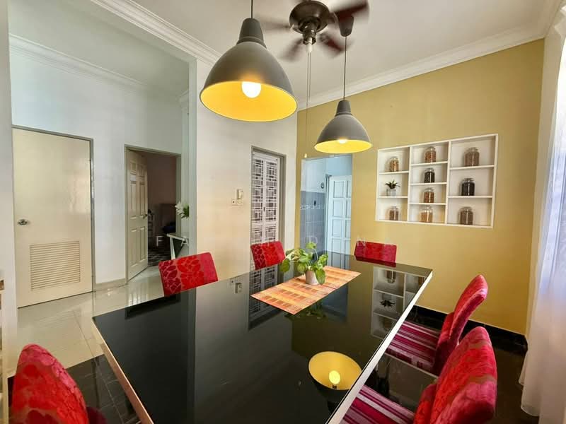 Rumah Berkembar untuk Dijual di Bukit Bandaraya (Shah Alam) - Farah Dina - Dining Room - PropertyGuru.com.my