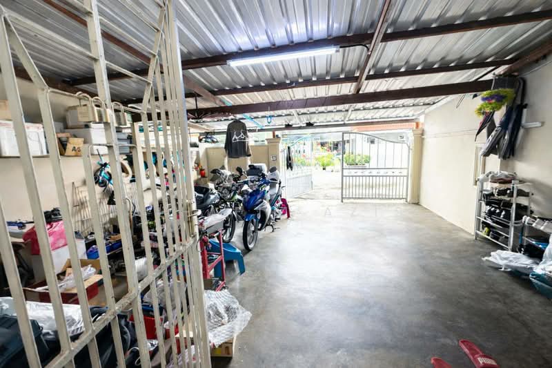 Rumah Teres untuk Dijual di Taman Ungku Tun Aminah (Skudai) - ALHAFIZ AZIS - Car Park - PropertyGuru.com.my