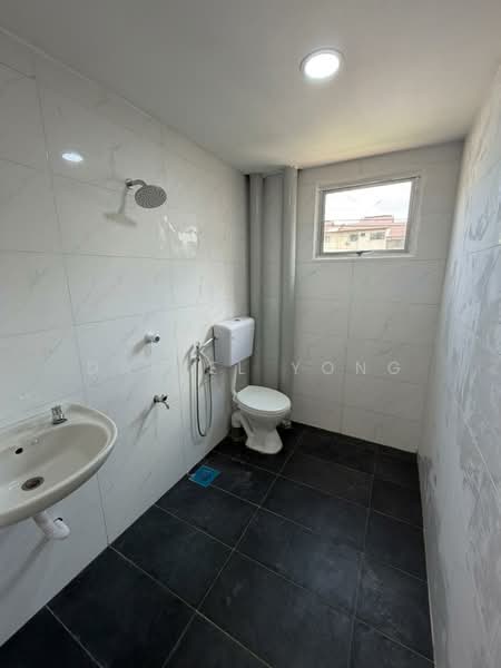 Rumah Flat untuk Dijual di Flat Bandar Selesa Jaya @ Jalan Silat Gayong - Daniel Yong - Bathroom - PropertyGuru.com.my