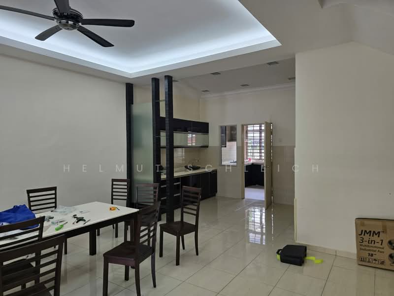 Rumah Teres 2 Tingkat untuk Disewa di Taman Alam Putra (Seri Kembangan) - Helmut Schleich - Living Room - PropertyGuru.com.my