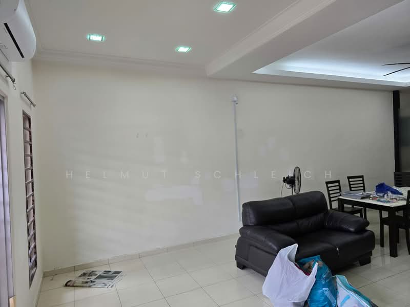 Rumah Teres 2 Tingkat untuk Disewa di Taman Alam Putra (Seri Kembangan) - Helmut Schleich - Living Room - PropertyGuru.com.my