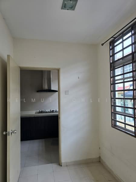 Rumah Teres 2 Tingkat untuk Disewa di Taman Alam Putra (Seri Kembangan) - Helmut Schleich - Kitchen - PropertyGuru.com.my