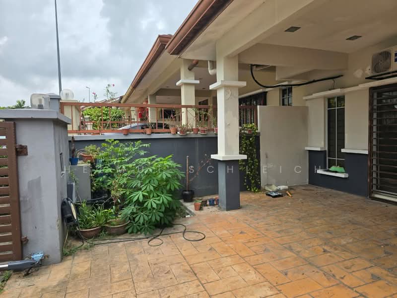 Rumah Teres 2 Tingkat untuk Disewa di Taman Alam Putra (Seri Kembangan) - Helmut Schleich - Exterior - PropertyGuru.com.my
