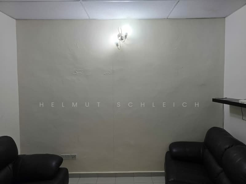 Rumah Teres 2 Tingkat untuk Disewa di Taman Alam Putra (Seri Kembangan) - Helmut Schleich - Living Room - PropertyGuru.com.my