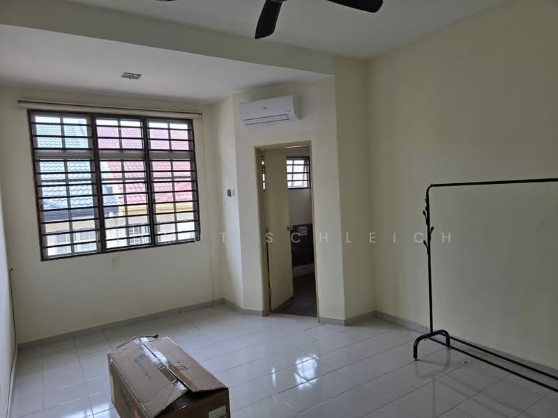 Rumah Teres 2 Tingkat untuk Disewa di Taman Alam Putra (Seri Kembangan) - Helmut Schleich - Interior - PropertyGuru.com.my