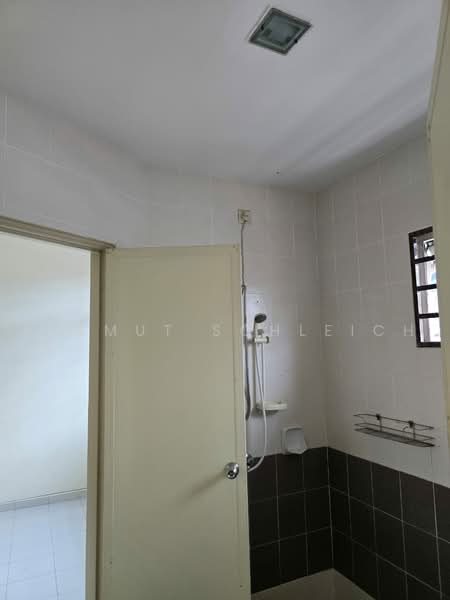 Rumah Teres 2 Tingkat untuk Disewa di Taman Alam Putra (Seri Kembangan) - Helmut Schleich - Bathroom - PropertyGuru.com.my
