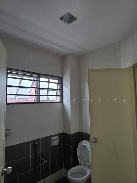 Rumah Teres 2 Tingkat untuk Disewa di Taman Alam Putra (Seri Kembangan) - Helmut Schleich - Bathroom - PropertyGuru.com.my