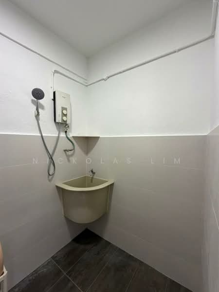 Flat for Sale at Taman Free School - Nickolas Lim - Bathroom - PropertyGuru.com.my