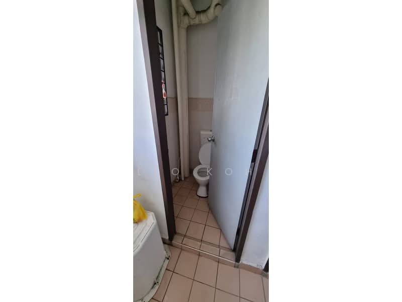 Pangsapuri untuk Disewa di Pangsapuri Permai - Leo Koh - Bathroom - PropertyGuru.com.my