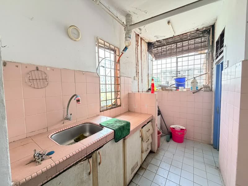 Rumah Flat untuk Dijual di Rajawali Apartment - SK Luk - Kitchen - PropertyGuru.com.my