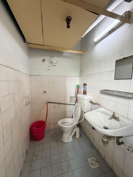 Rumah Flat untuk Dijual di Rajawali Apartment - SK Luk - Bathroom - PropertyGuru.com.my