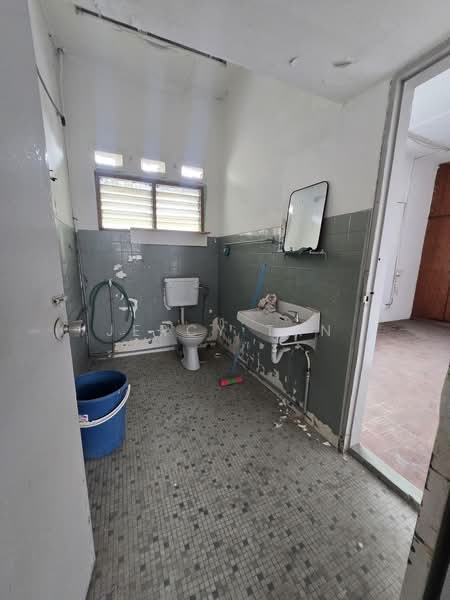 Semi-Detached House for Sale in Taman United (Jalan Klang Lama (Old Klang Road)) - Jercy Tan - Bathroom - PropertyGuru.com.my