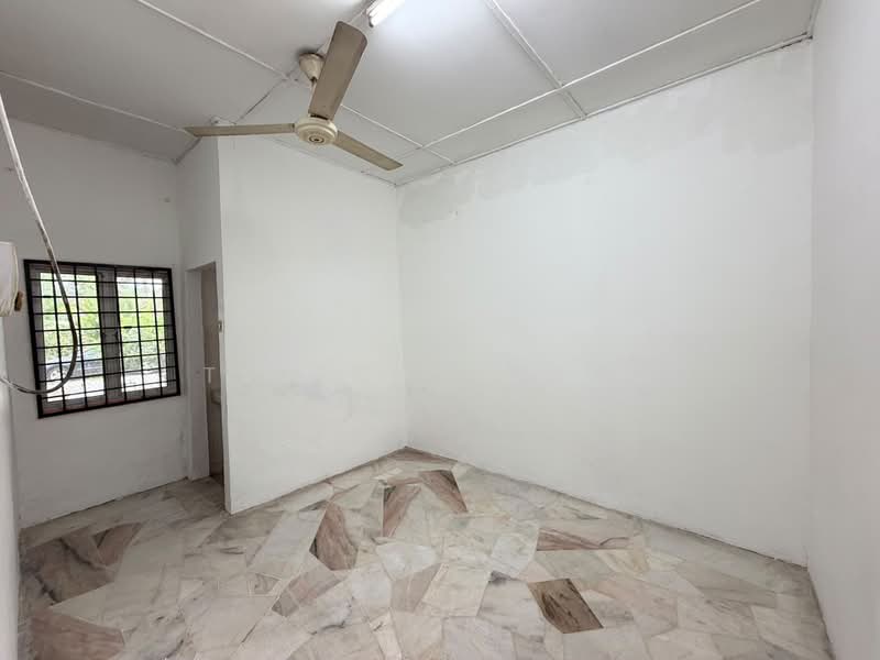 Rumah Teres 1.5 Tingkat untuk Dijual di Taman Garing Jaya (Rawang) - Tiffany Yang - Bedroom - PropertyGuru.com.my